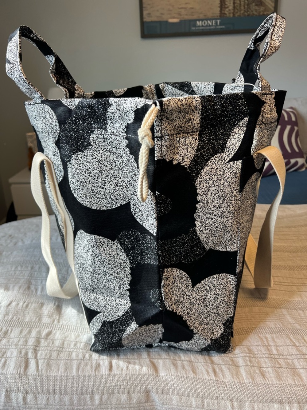 Marimekko: Mono City Heavyweight Canvas Tote Unikko - black/ off-white - Picture 6 of 8